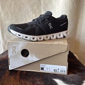 Brand new cloud 5 women’s sneakers size 10 black, and white